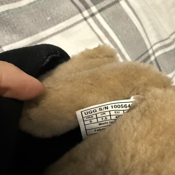 UGG Black Heeled Boots Minimalist Design - Picture 4 of 4